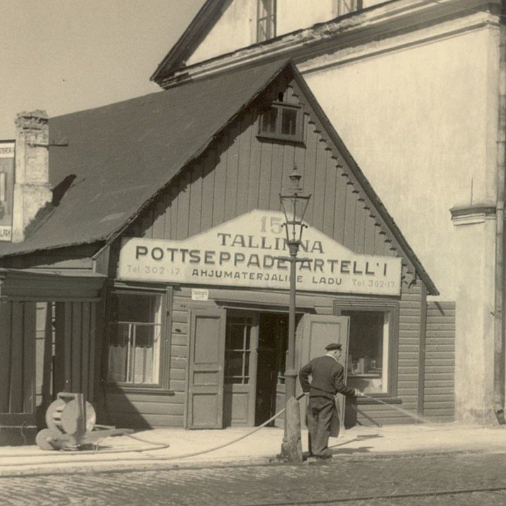 1937 photo of a Tallinn pottery supplies store in Narva maantee 15, photographed by E Brockner, taken from Wikipedia. 